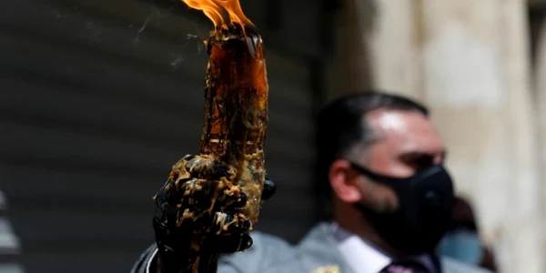 Lumina Sfântă la Ierusalim FOTO AFP / Ahmad Gharabli