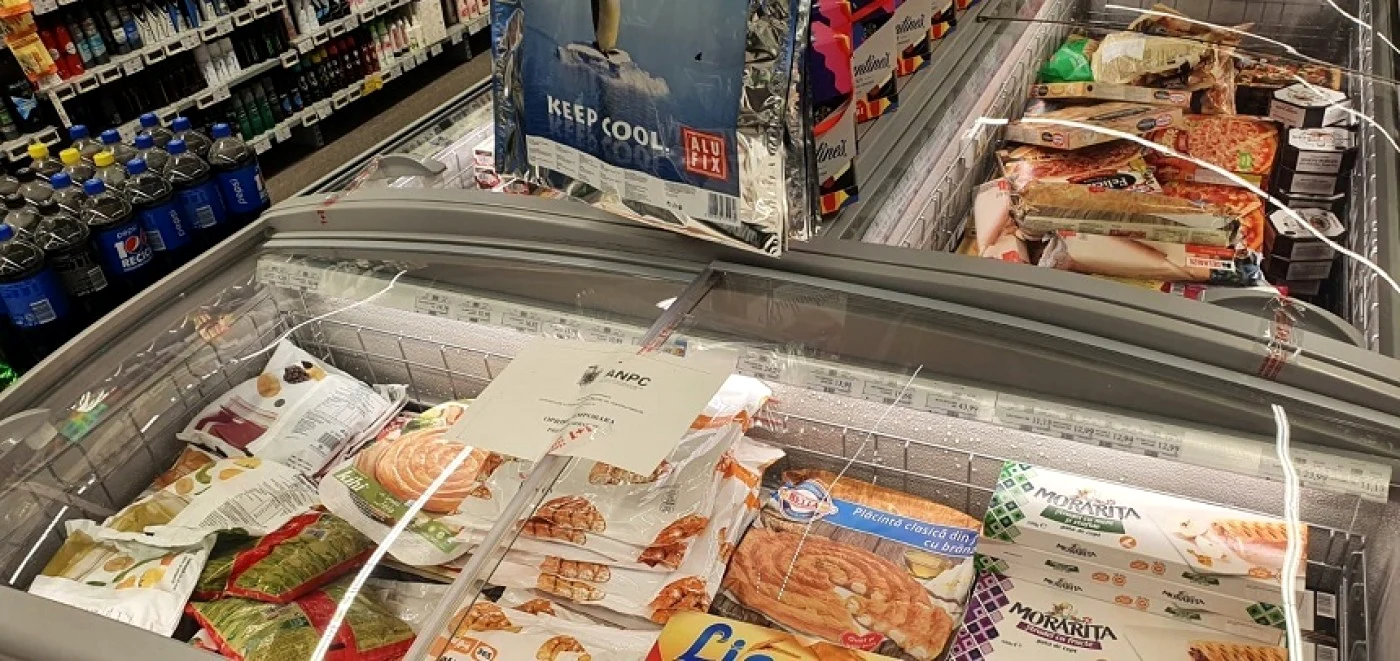 Comisarii ANPC au constatat că în cele patru magazine erau scoase la vânzare fructe şi produse din carne „cu modificări organoleptice evidente şi urme de mucegai” Foto: ANPC