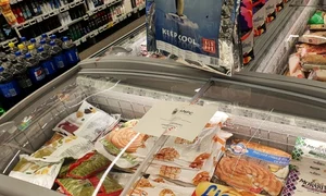 Alimente cu mucegai şi produse expirate gasite la magazine Mega Image din sectorul 2 şi din Popeşti Leordeni foto anpc