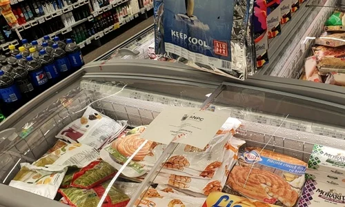 Alimente cu mucegai şi produse expirate gasite la magazine Mega Image din sectorul 2 şi din Popeşti Leordeni foto anpc