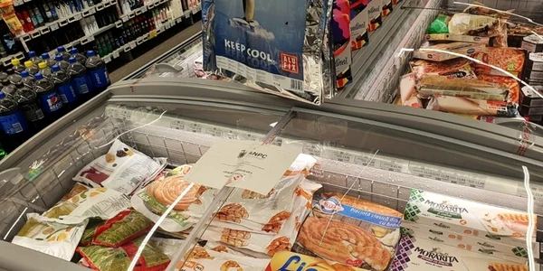Alimente cu mucegai şi produse expirate gasite la magazine Mega Image din sectorul 2 şi din Popeşti Leordeni foto anpc