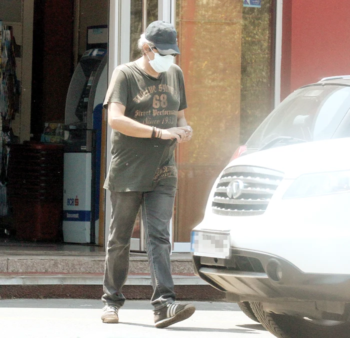 Cu părul prins în coc, șapcă trasă pe ochi și mască chirurgicală pe jumătate de față! Așa și-a făcut apariția Minculescu