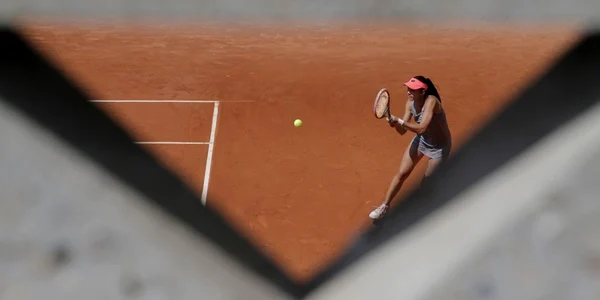 Românca Andreea Mitu loveşte mingea în partida contra italiencei Francesca Schiavone la Open-ul francez pe arena Roland Garros în Paris Franţa FOTO AP