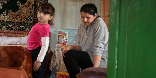 Denisa s-a născut cu picioarele întoarse la spate şi a suferit 15 operaţii