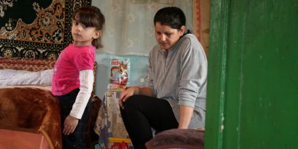 Denisa s-a născut cu picioarele întoarse la spate şi a suferit 15 operaţii 