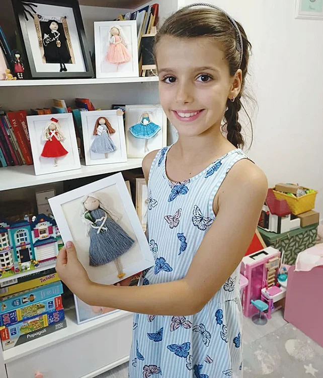 Fetiţa Loredanei, mândră de una dintre jucăriile la care a lucrat. Foto: Facebook / adevarul.ro