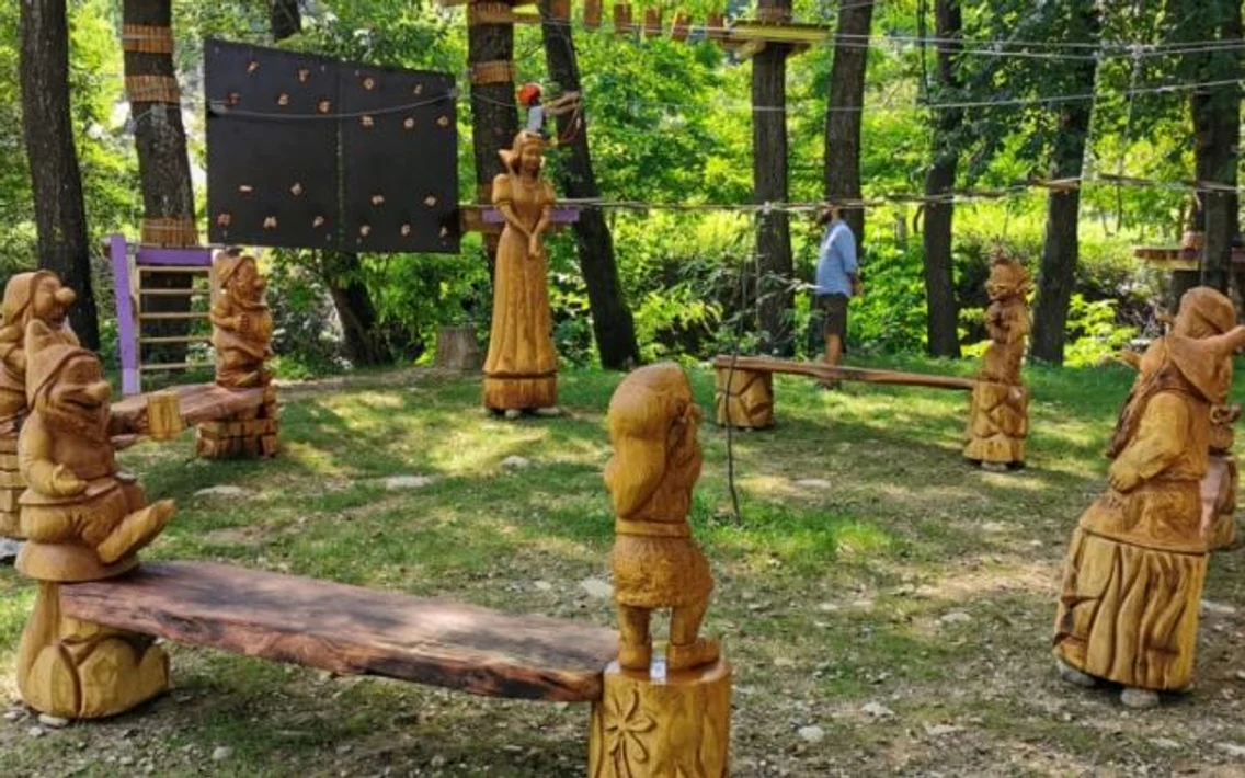 Parcul de aventură Cerna din Vaideeni - Vâlcea după a patra ediţie a festivalului naţional de sculptură cu drujba - cu mobilier sub formă de personaje din basme Foto Adevărul
