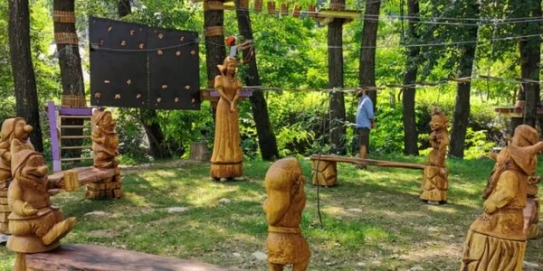 Parcul de aventură Cerna din Vaideeni - Vâlcea după a patra ediţie a festivalului naţional de sculptură cu drujba - cu mobilier sub formă de personaje din basme Foto Adevărul