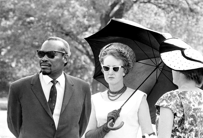 Seretse Khama şi soţia lui, Ruth Williams, în 1964