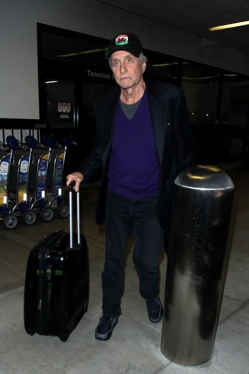 Ofilit, Michael Douglas îşi arată vârsta de septuagenar, în timp ce soţia, Catherine Zeta-Jones, înfloreşte