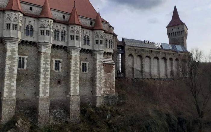 acoperisul de la castelul corvinilor in santier foto primaria hunedoara