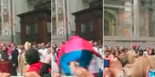 Imagini de la atacul asupra Papei Benedict al XVI-lea de anul acesta