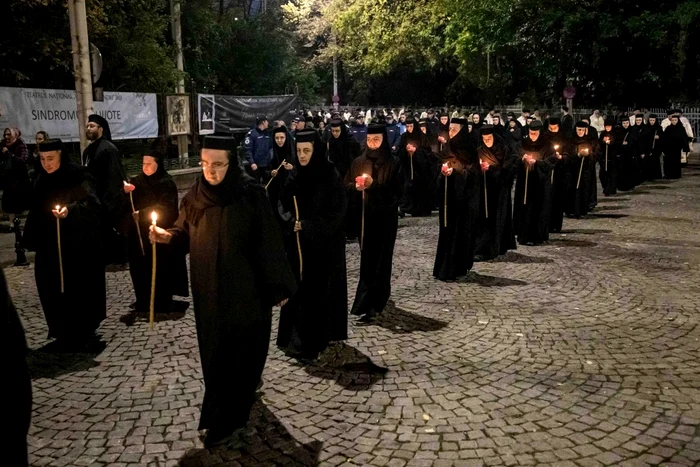 La procesiune au venit  măicuțe și călugări din toată țara