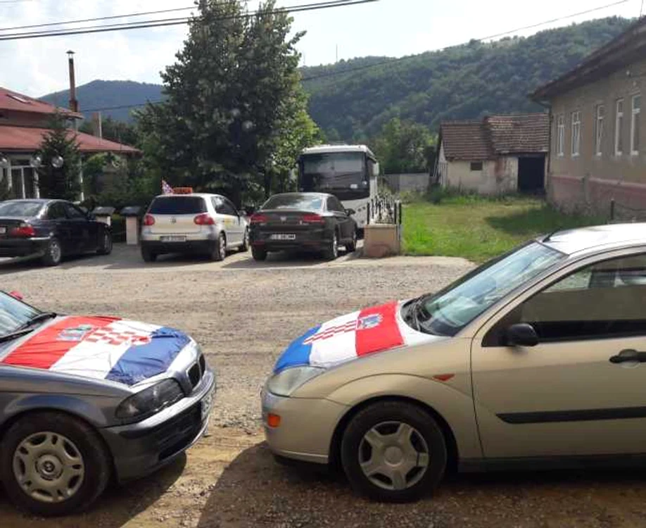 Atmosferă de meci mare în Ţinutul croaţilor din Banatul Montan FOTO Ş.Both	