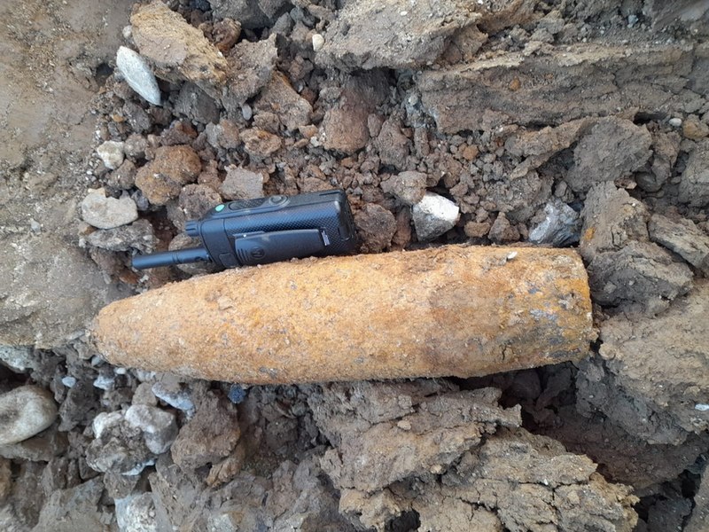 Muniții neexplodate, găsite în curtea unei case din județul Bihor. Muncitorii făceau săpături când au descoperit obiectele periculoase
