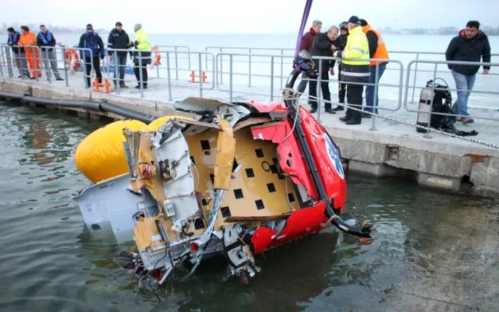 Epava elicopterului SMURD prăbuşit în Lacul Siutghiol