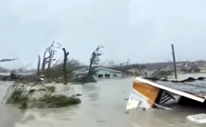 Uraganul Dorian continuă să stingă vieți omenești și să distrugă tot ce găsește în caleFoto: Twitter