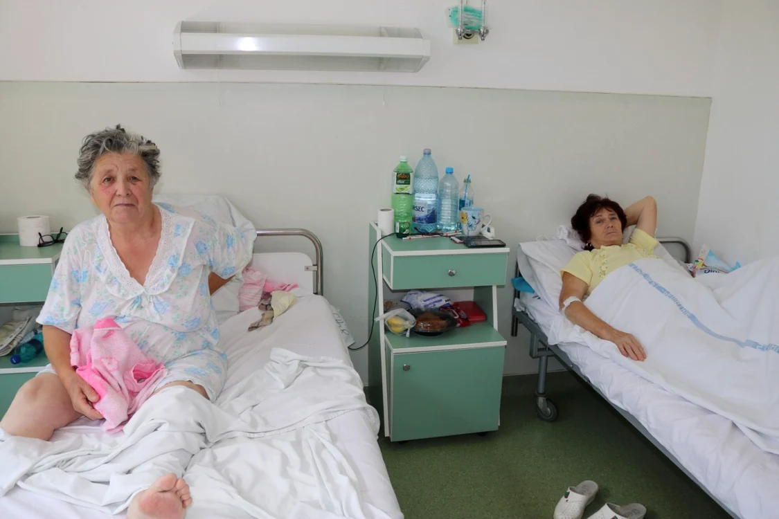 Janeta Vlădulescu (foto stânga) şi Elena Braneci, două paciente martore la incidentul din Spitalul Judeţean Mehedinţi FOTO Alexandra Georgescu
