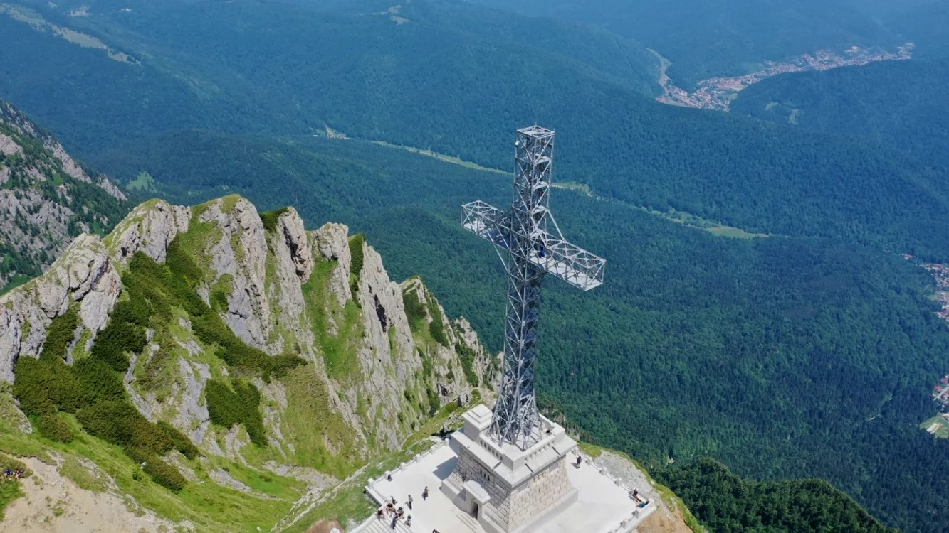 
    Fațada soclului Crucii Caraiman a fost refăcută  