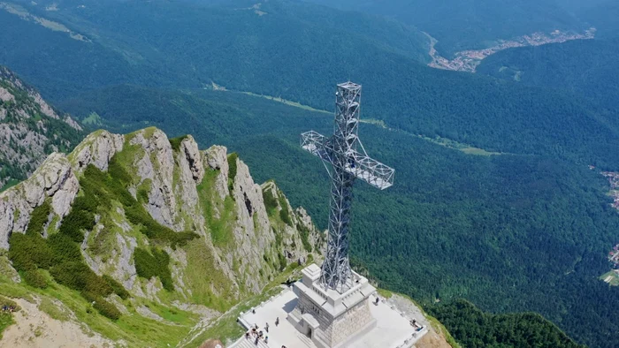 Fațada soclului Crucii Caraiman a fost refăcută