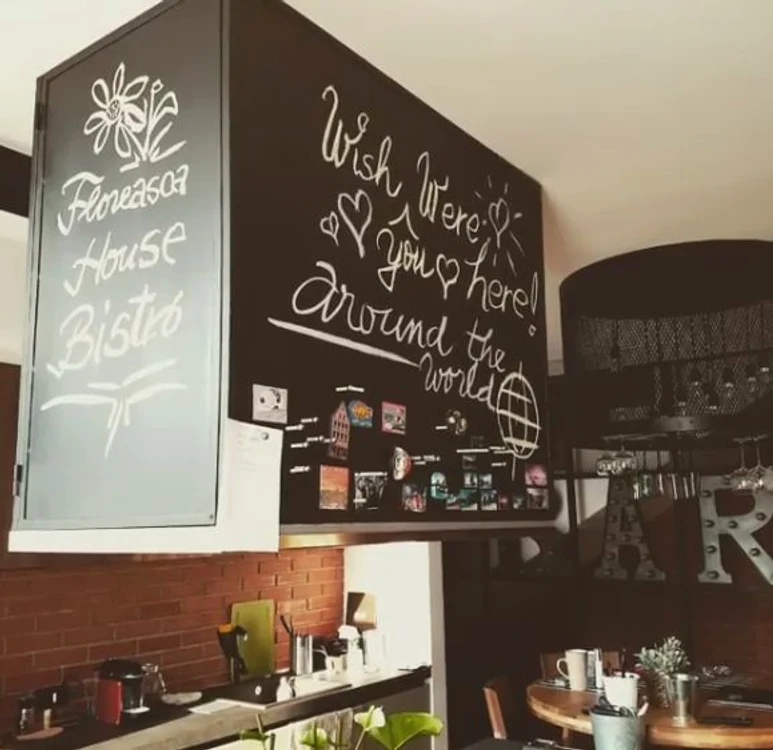 Bucătăria Deliei pare desprinsă din filem sau localurile cu ștaif