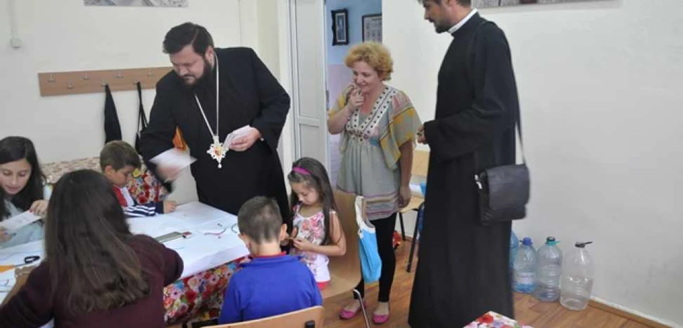 Episcopul Petroniu a împărţit copiilor icoane şi dulciuri FOTO Episcopia Sălajului