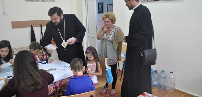 Episcopul Petroniu a împărţit copiilor icoane şi dulciuri FOTO Episcopia Sălajului