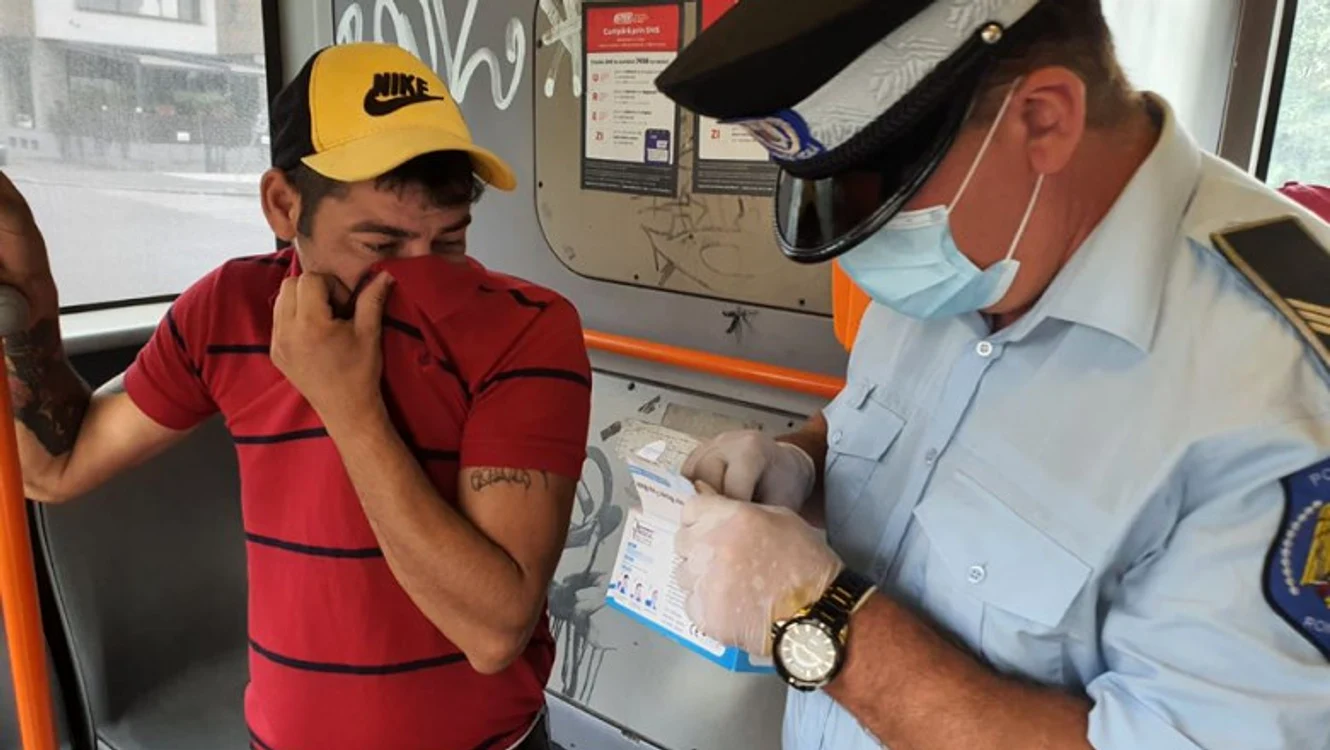 
    Pasagerii prinși fără mască de protecție în mijloacele de transport în comun sunt amendați de polițiștiFoto: Poliția Locală a Municipiului București  