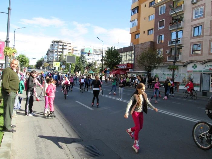 Elevii au avut voie cu rolele sau bicicletele prin centrul oraşului Râmnicu Vâlcea. Foto Adevărul