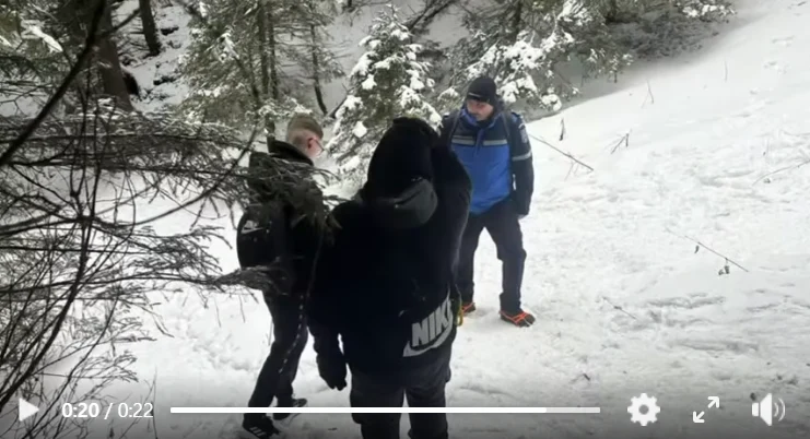 Cu adidași spre Cabana Dochia: doi tineri din Suceava, întorși de pe traseu de jandarmii montani