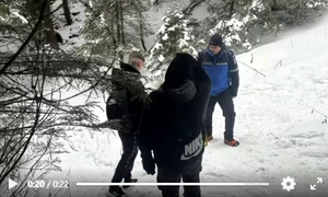 Doi tineri din Suceava, opriți de jandarmii montani pe traseul spre Cabana Dochia. Urcau pe munte încălțați cu adidași, în plină iarnă FOTO: captură video Jandarmeria Română