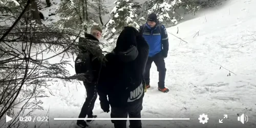 Doi tineri din Suceava, opriți de jandarmii montani pe traseul spre Cabana Dochia. Urcau pe munte încălțați cu adidași, în plină iarnă FOTO: captură video Jandarmeria Română