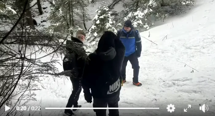 Băieții au coborât în siguranță. FOTO: captură video Jandarmeria Română