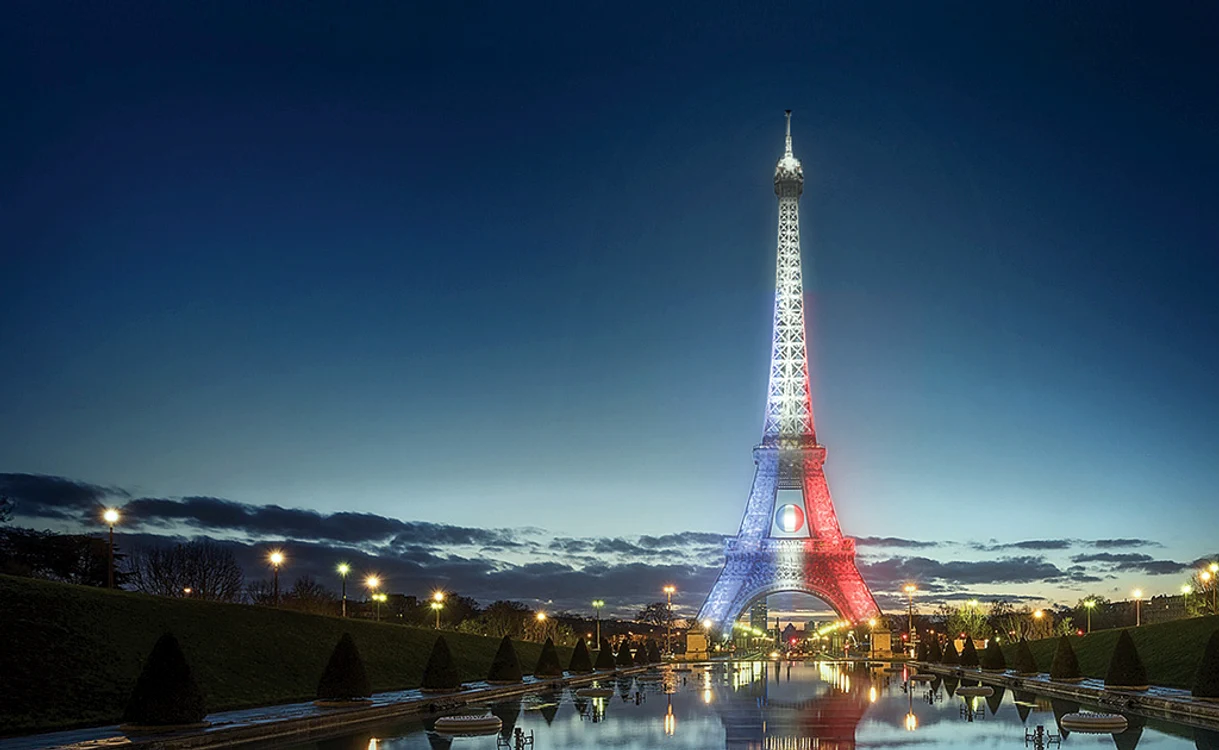 
    Toate ţările finaliste  au şansa de a-şi  vedea culorile  drapelului în Paris  