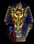 Un turist fotografiază o replică a măștii lui Tutankhamon, prezentată la „Tutankhamon. Expoziția”, Madrid, noiembrie 2019 (foto: Getty Images)