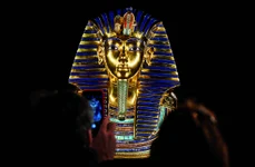 Un turist fotografiază o replică a măștii lui Tutankhamon, prezentată la „Tutankhamon. Expoziția”, Madrid, noiembrie 2019 (foto: Getty Images)