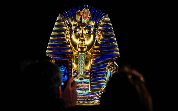 Un turist fotografiază o replică a măștii lui Tutankhamon, prezentată la „Tutankhamon. Expoziția”, Madrid, noiembrie 2019 (foto: Getty Images)