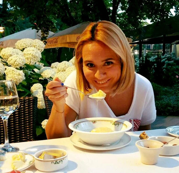 Andreea Esca a mâncat mămăligă cu lapte