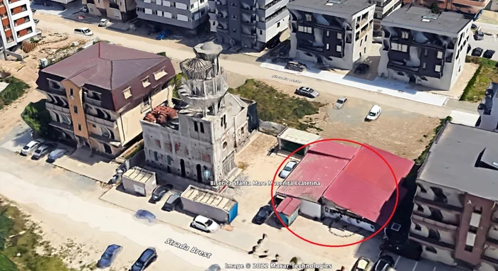 Imagine din satelit cu construcția care a ars foto: captură Google Earth