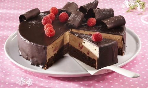 Chocolate Cake with Raspberries and Strawberries (step by step) jpeg