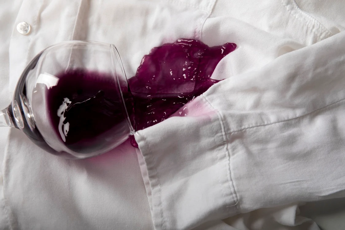 Petele de vin de pe haine pot fi îndepărtate. Foto: arhiva.