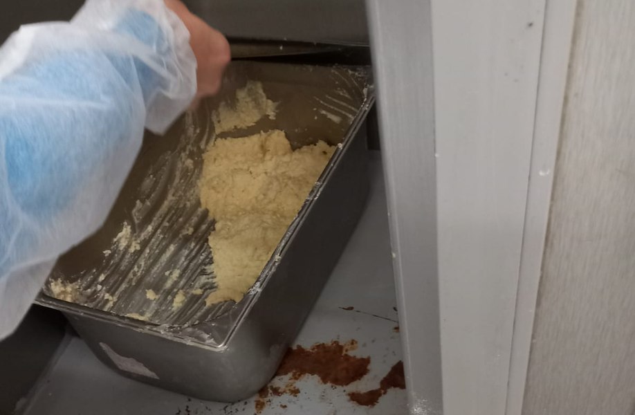 Șoarece găsit într-o patiserie. Șeful ANPC: „Cred că l-au ucis fursecurile «limbă de pisică»” VIDEO 