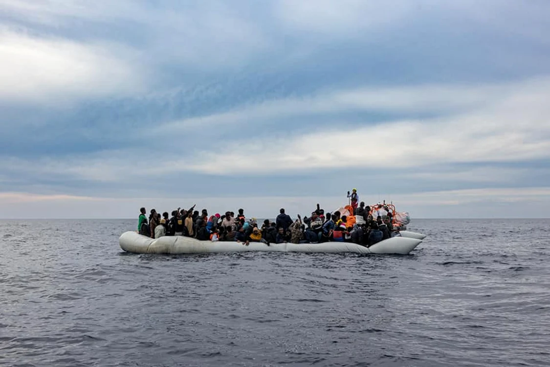 Migranții se aflau într-o barcă pneumatică. FOTO SOS Méditerranée