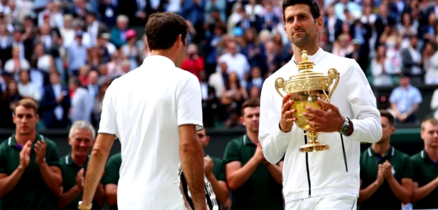 Novak Djokovic şi Roger Federer cu trofeele Wimbledon 2019 FOTO Guliver / Getty Images / Shaun Botterill