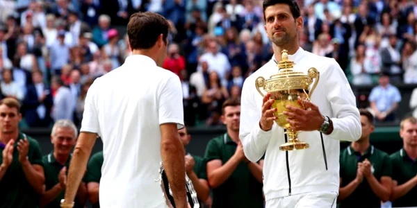 Novak Djokovic şi Roger Federer cu trofeele  Wimbledon 2019  FOTO Guliver / Getty Images / Shaun Botterill