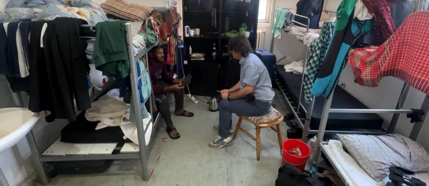 Livratorul lovit locuiește într-o cameră cu alți nouă conaționali FOTO Captură video 