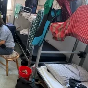Livratorul lovit locuiește într-o cameră cu alți nouă conaționali FOTO Captură video 