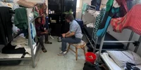 Livratorul lovit locuiește într-o cameră cu alți nouă conaționali FOTO Captură video 