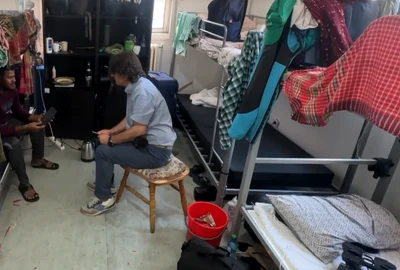 Livratorul lovit locuiește într-o cameră cu alți nouă conaționali FOTO Captură video 