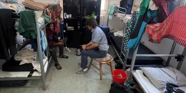 Livratorul lovit locuiește într-o cameră cu alți nouă conaționali FOTO Captură video 